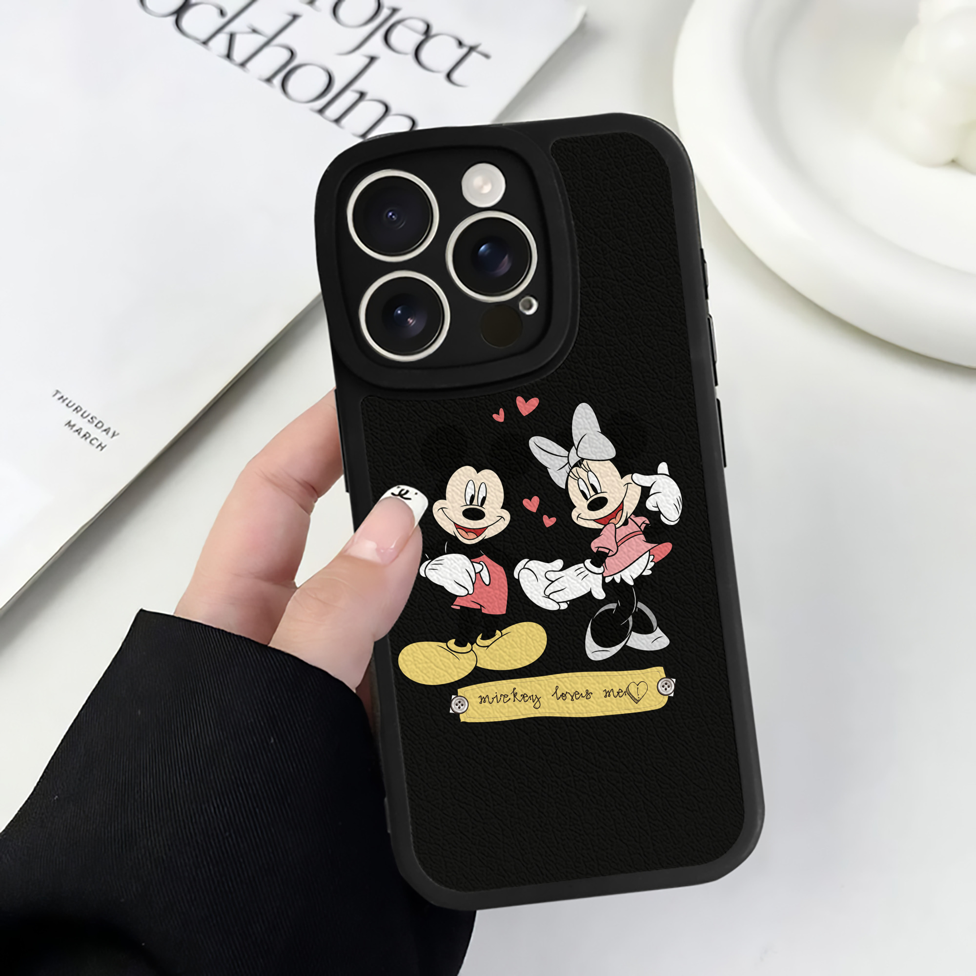 （画像用） ミッキーマウス Mickey Mouse 【iPhone 16シリーズ対応】シリコンスマホケース（レザー調） 材質：シリコン